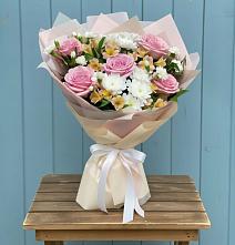 Букет цветов из:  Гвоздики, Орхидеи и Розы в Кинели Самарская область