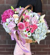 Композиция солнечный день в Кинели Самарская область Цветочная композиция из Розы, Хризантемы, Пионы и Лизиантусы в корзине в Кинели Самарская область