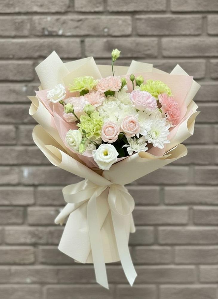 Букет цветов из: Гвоздики, Розы, Лизиантусы и Хризантемы в Кинели Самарская область