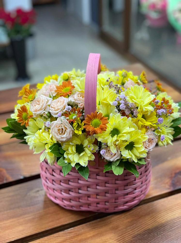 Цветочная композиция из Хризантемы и Розы в корзине в Кинели Самарская область
