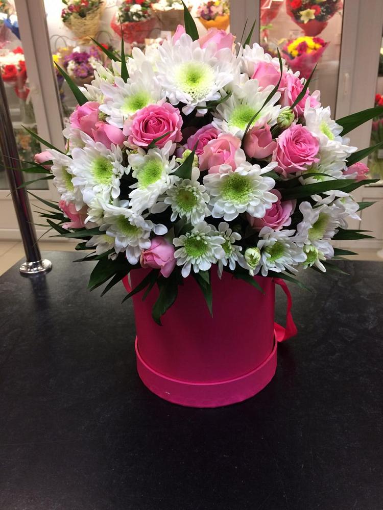 Цветочная композиция из Розы и Хризантемы в шляпной коробке в Кинели Самарская область