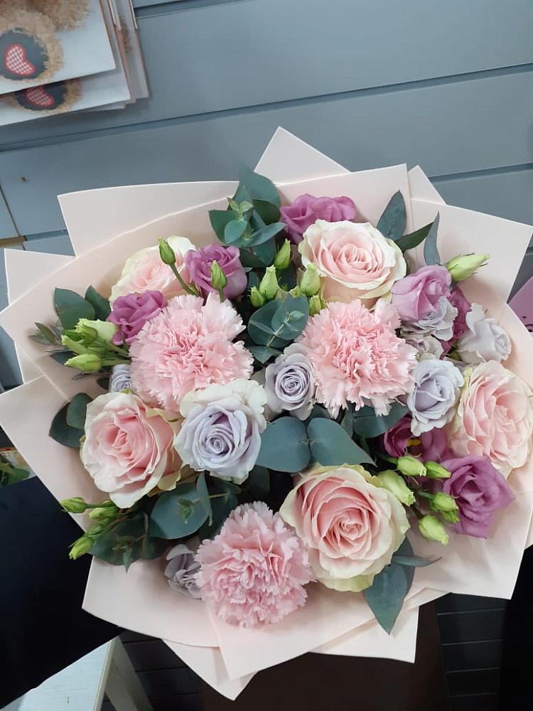 Букет цветов из: Розы, Гвоздики и Лизиантусы в Кинели Самарская область