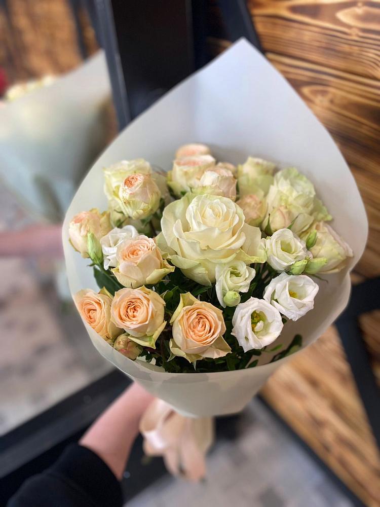 Букет цветов из: Розы и Лизиантусы в Кинели Самарская область